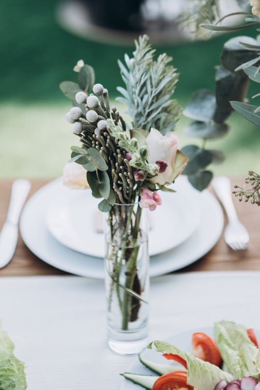 Elegant table setting with botanical centrepiece